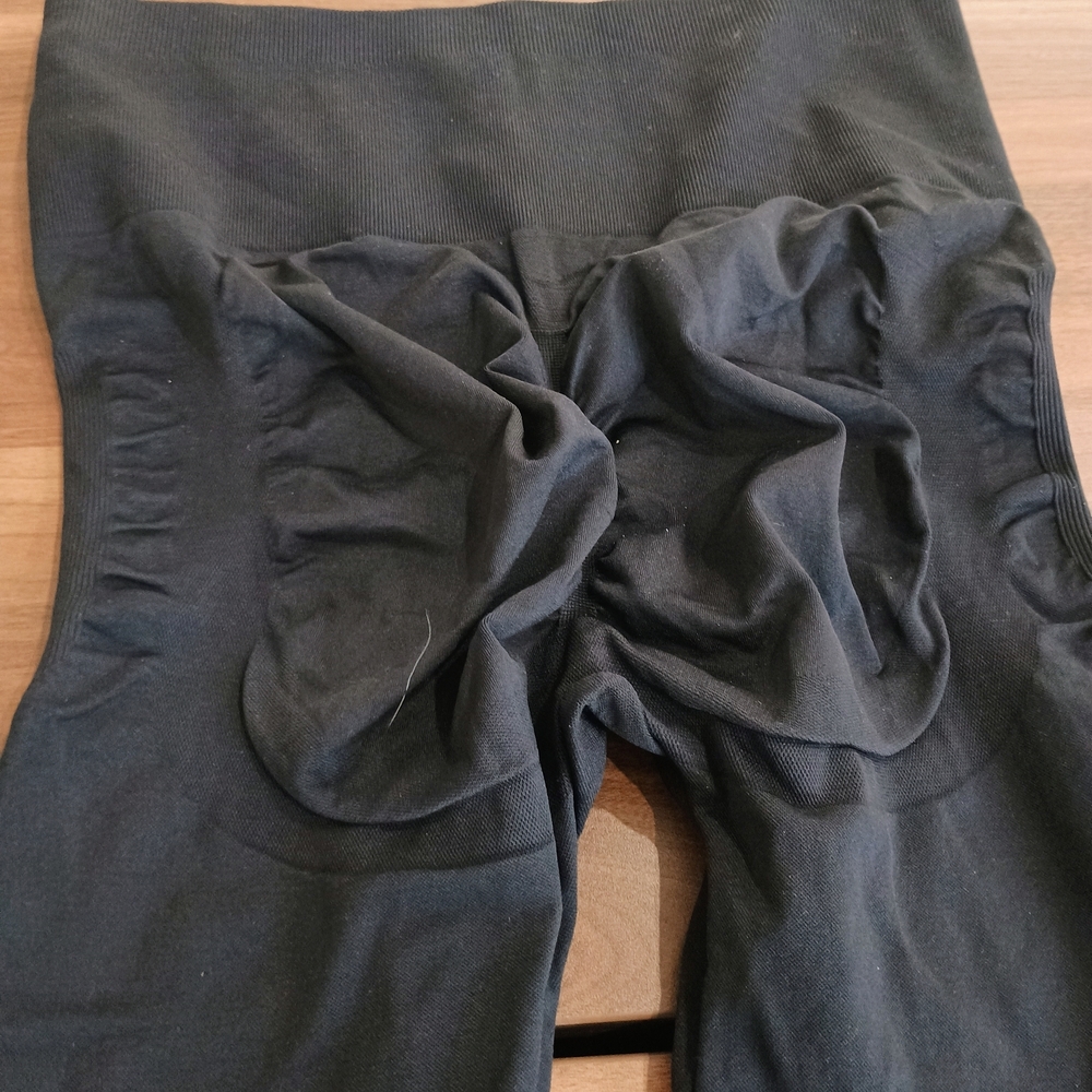 Black High-Waisted Leggings - Picture 3 of 4